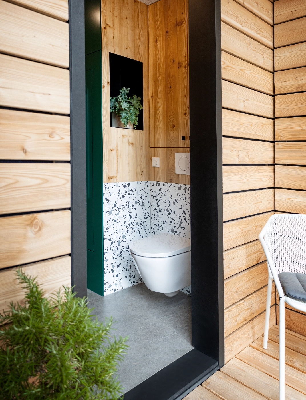 In der Hydde, unserem voll-ausgestattetem Bad-Container, befindet sich auch eine Toilette auf Hotelzimmer-Standard